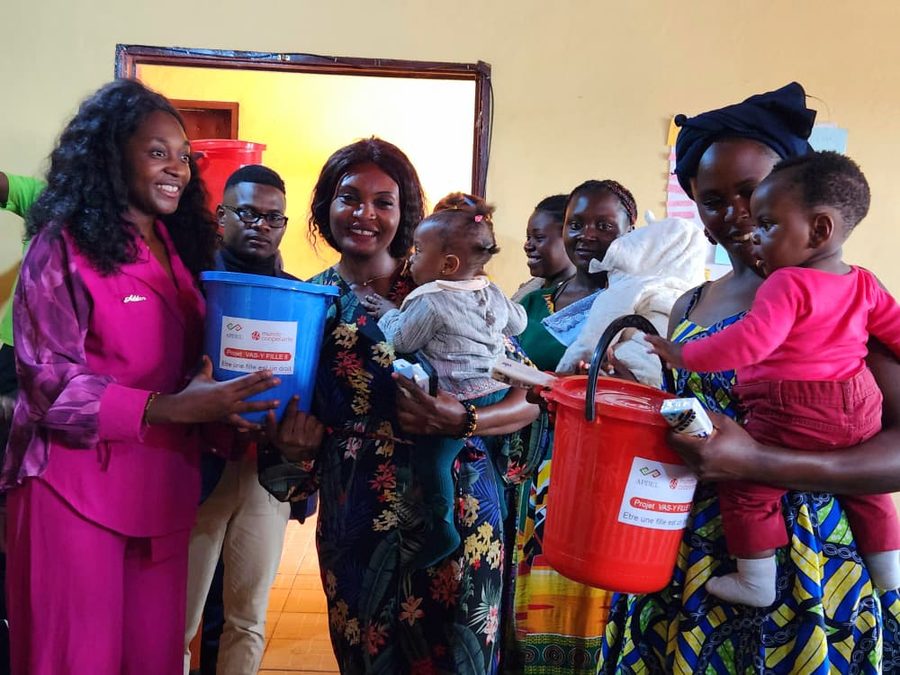 Bénéficiaires du projet Vas-y Fille II avec leurs kits – Dschang