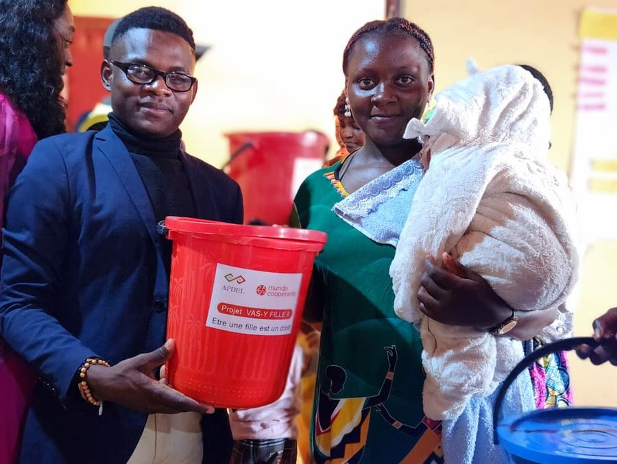 Remise d'un kit à une jeune maman – Projet Vas-y Fille II
