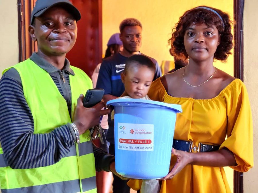 Remise d'un kit d'hygiène à une mère et son enfant – Projet Vas-y Fille II